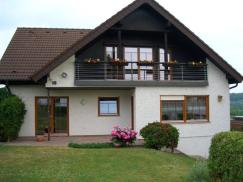 Holzfenster und -balkontür bei Einfamilienhaus