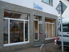Fensterfront in weiß bei Geschäft